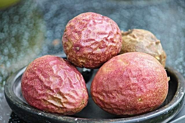 fruits de la passion bien mûrs à la peau fripée