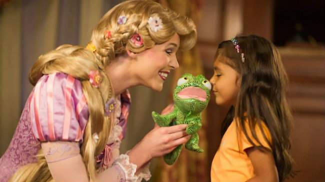 princesse raiponce de Disney et une petite fille