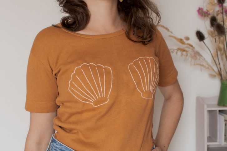 Des coquillages minimalistes sur un t-shirt en coton
