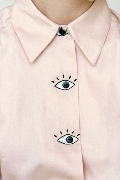 Des yeux protecteurs autour des boutons d’une chemise
