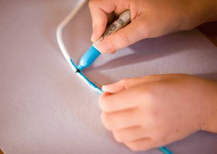 colorer un lacet de chaussure avec du feutre