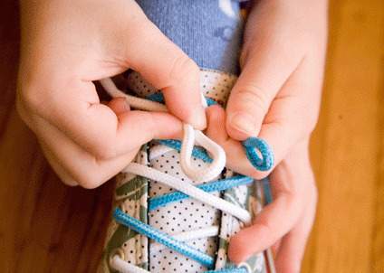 former des oreilles de lapin avec les lacets de chaussure