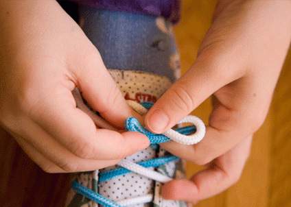 rentrer une oreille de lapin dans la boucle des lacets