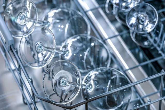 verres à pieds dans un lave-vaisselle