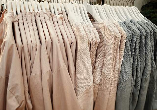 pulls accrochés à des cintres