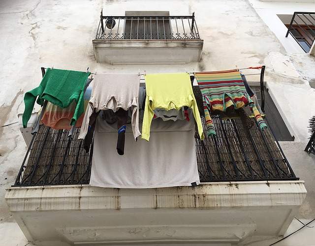 pulls lavés et étendu sur une corde à linge