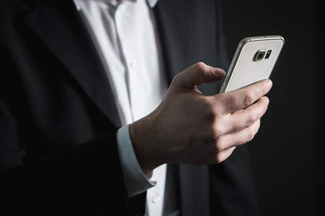 homme qui navigue sur son téléphone portable