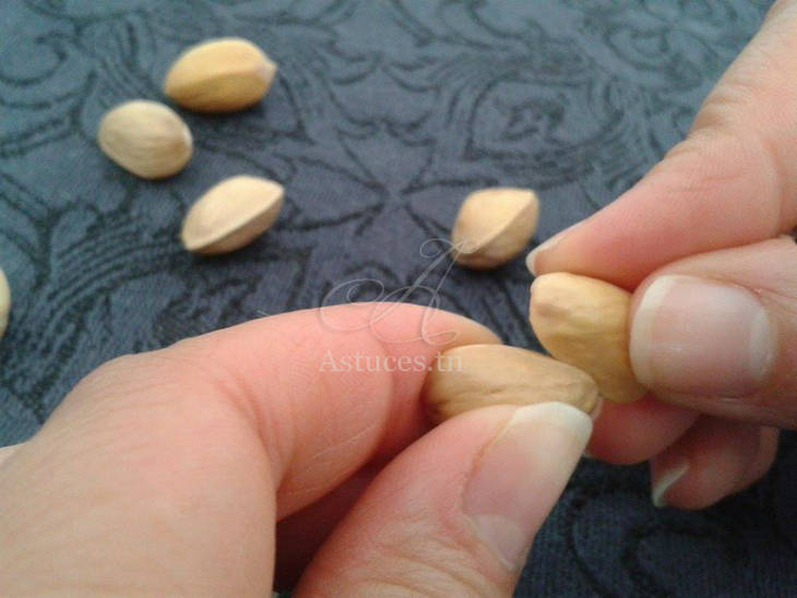 Ouvrir une pistache à peine ouverte