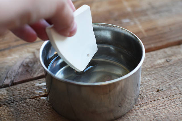 Porte clés avec débris de porcelaine