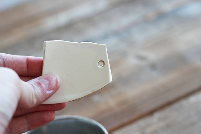 Porte clés avec débris de porcelaine