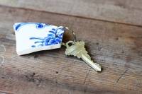 Porte clés avec débris de porcelaine