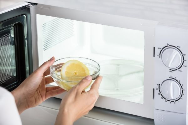 Zumo de limón para desatascar el microondas