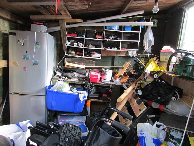 garage encombré d'objets inutiles
