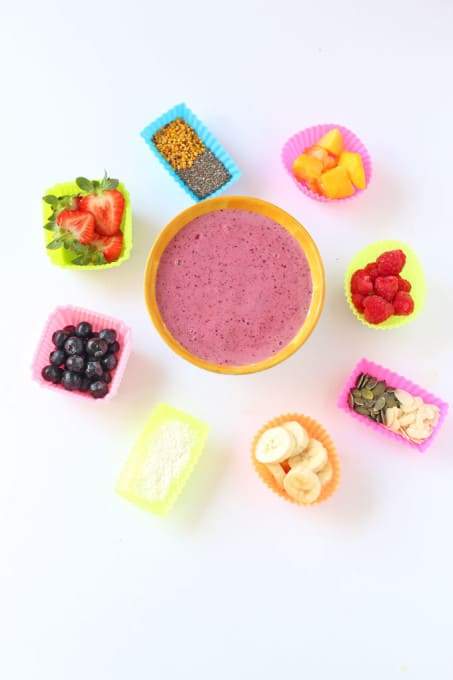 ingrédients autour d'un bol de smoothie aux fraises