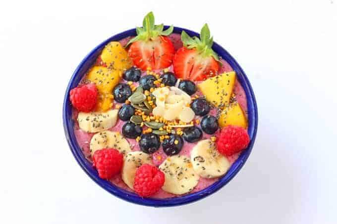 Délicieux bol de smoothie aux fraises pour les enfants