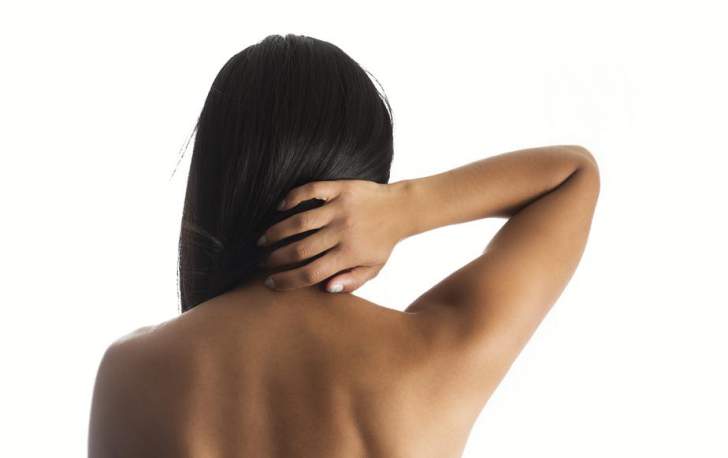 femme de dos, douleur à la nuque douleur au dos