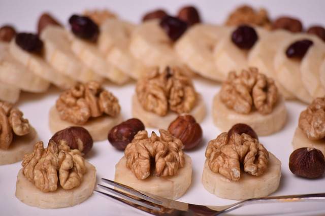 Collation santé tranches de banane, noix et noisettes