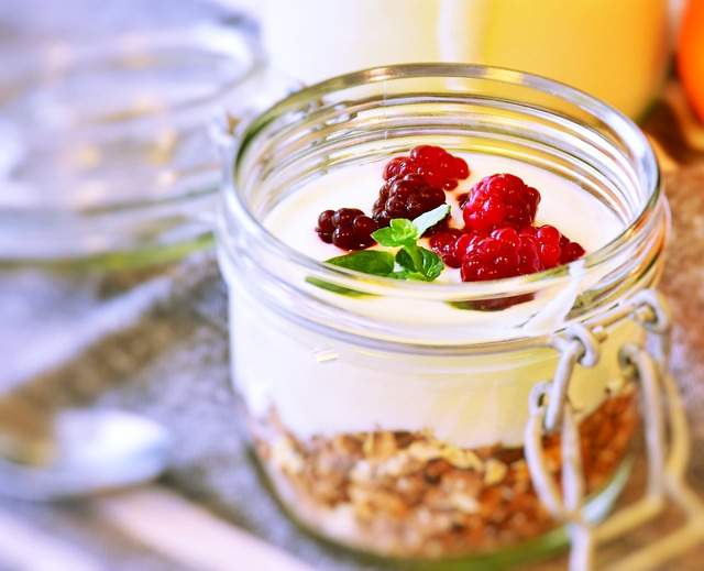 collation pour maigrir yaourt nature et flocons d'avoine dans un pot