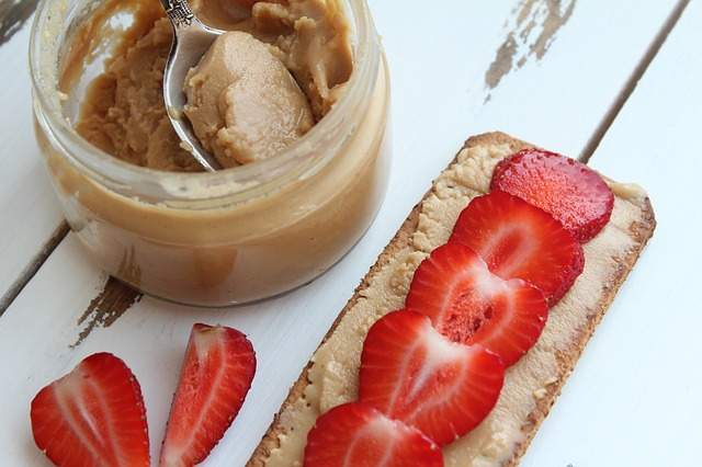 tartine healthy avec biscotte de pain complet, beurre de cacahuète et fraises