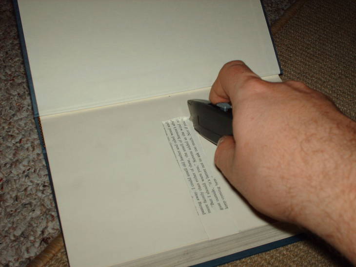 Etagère de livres invisible