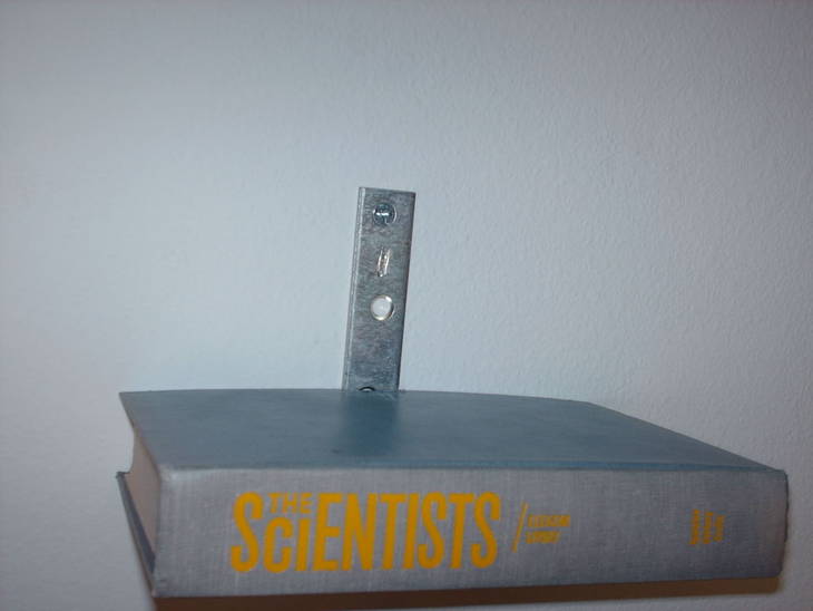 Etagère de livres invisible