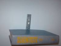 Etagère de livres invisible