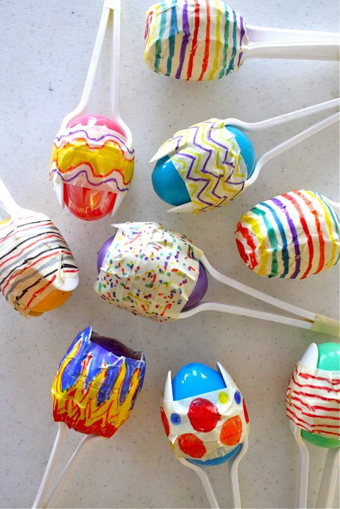 Maracas avec des cuillères en plastique