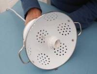 Transformer une passoire en lampe de cuisine