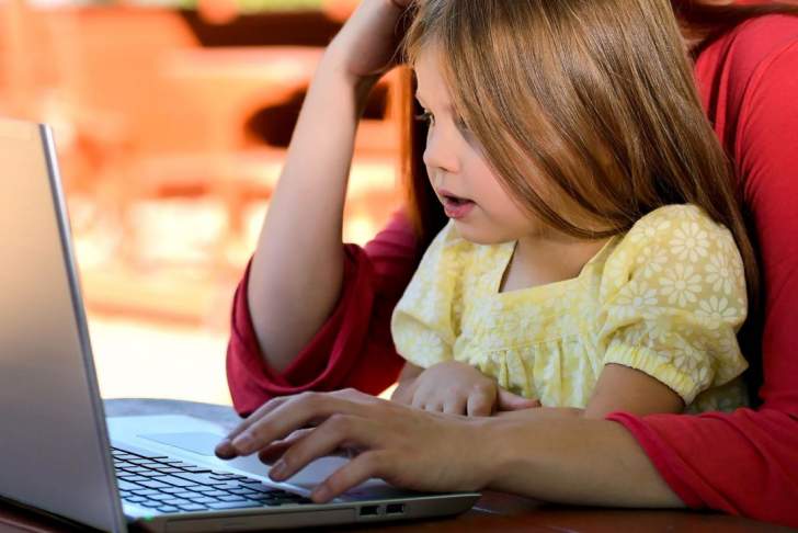 fille enfant parent ordinateur portable