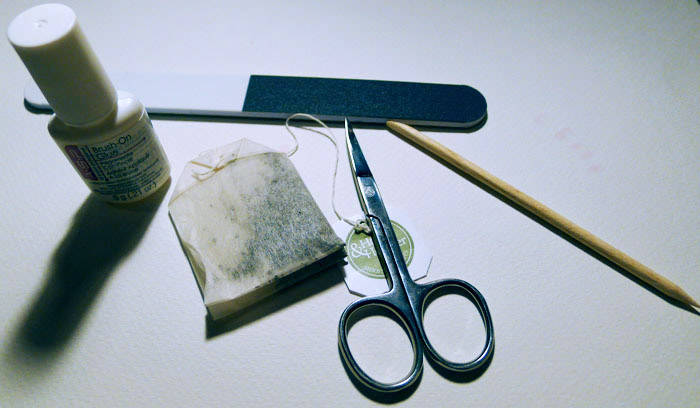 Réparer un ongle cassé avec un sachet de thé
