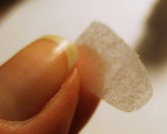 Réparer un ongle cassé avec un sachet de thé
