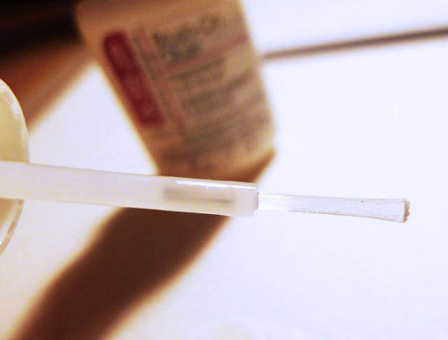 Réparer un ongle cassé avec un sachet de thé