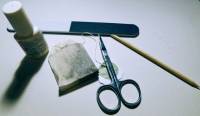 Réparer un ongle cassé avec un sachet de thé