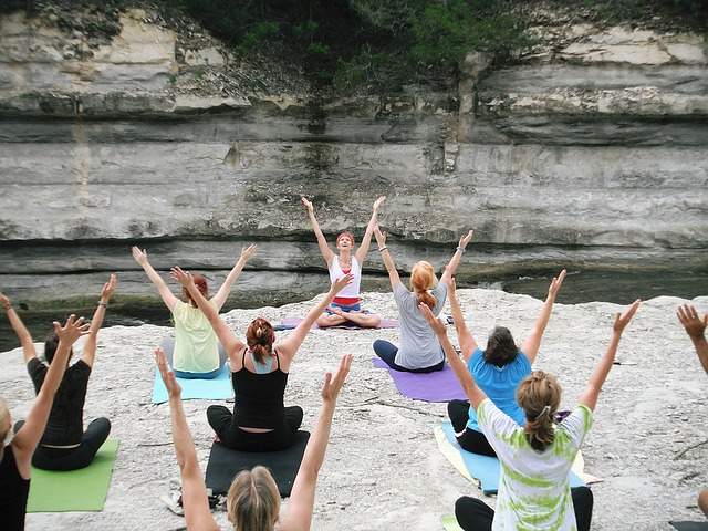 groupe de femmes qui font du yoga