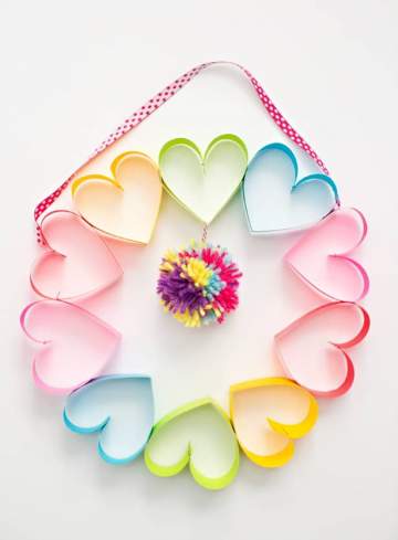 Couronne de porte en cœurs aux couleurs de l'arc-en-ciel