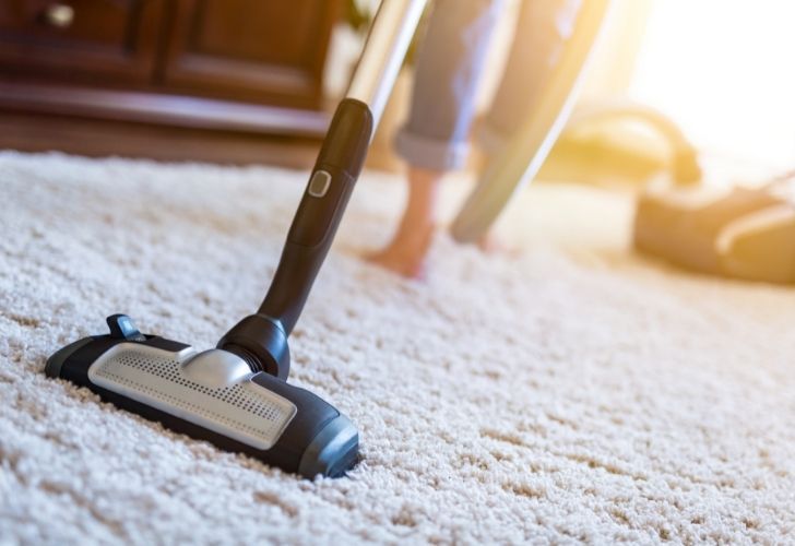 Comment nettoyer un tapis avant de le ranger pendant l'été ?
