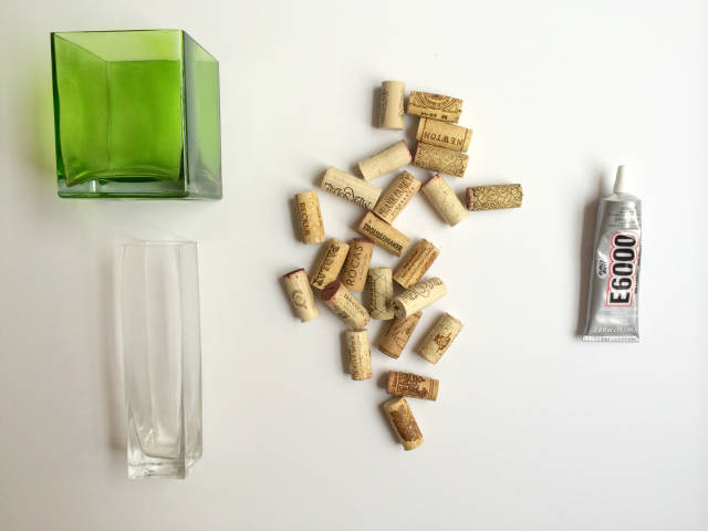 vases, tube de colle et bouchons de liège matériel nécessaire pour réaliser un vase en bouchons de liège