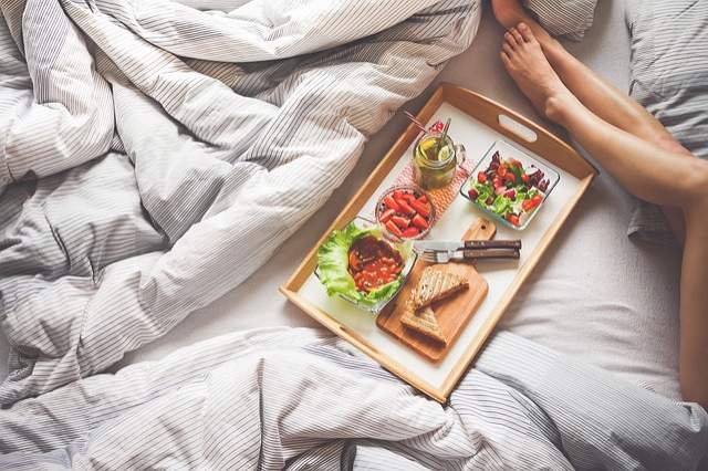 petit-déjeuner alcalin dans un plateau sur le lit