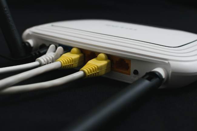 routeur wifi vue arrière câbles internet ondes wi-fi