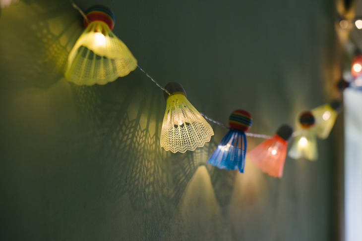 Guirlande lumineuse avec des volants de badminton