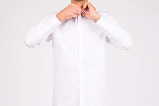 homme portant une chemise blanche impeccable