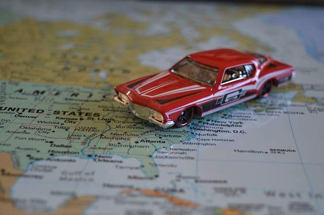 carte routière et voiture miniature