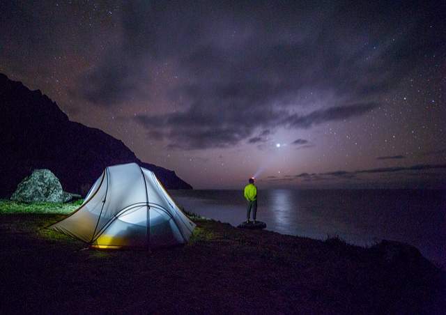 nuit camping tente campeur seul