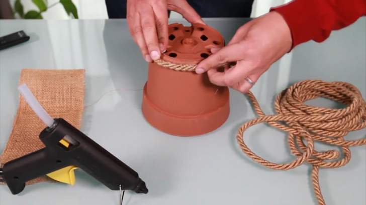 coller la corde de jute sur le pot de fleur pour une décoration rustique