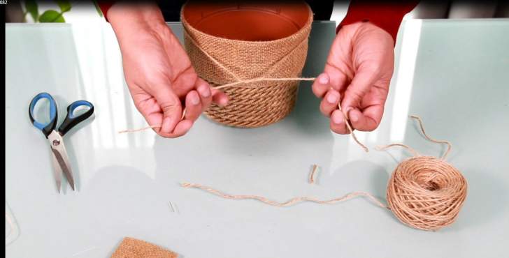 Pour la touche finale entourez votre pot d’un joli ruban en ficelle de jute et faite un joli nœud en double boucle.
