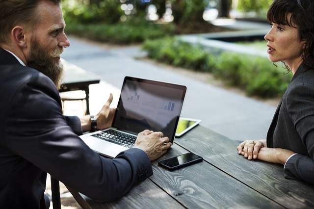 Homme et femme en entretien ou en réunion de travail