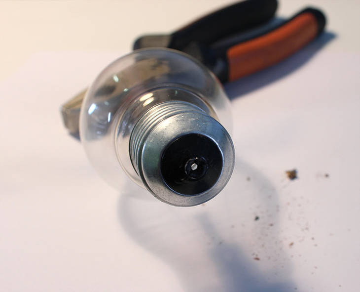 Vider une ampoule usagée