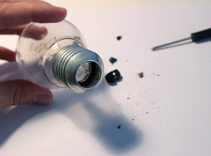 Vider une ampoule usagée