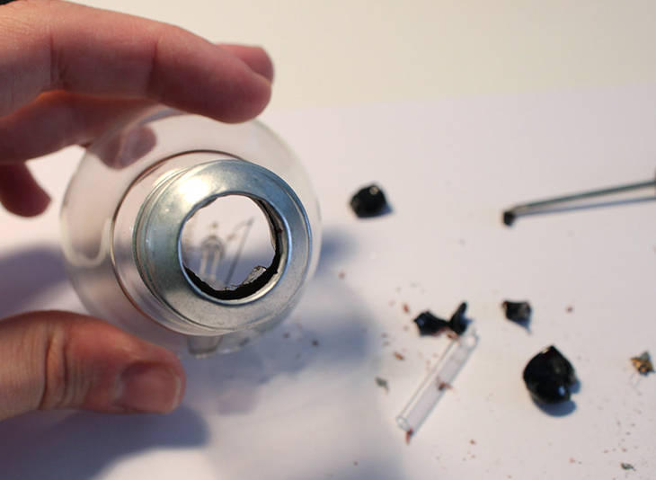 Vider une ampoule usagée