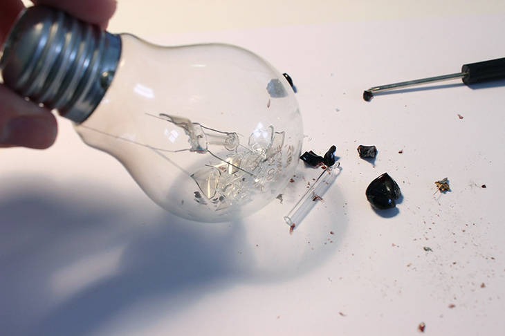 Vider une ampoule usagée